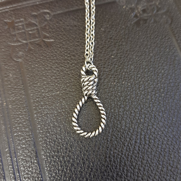 Noose necklace